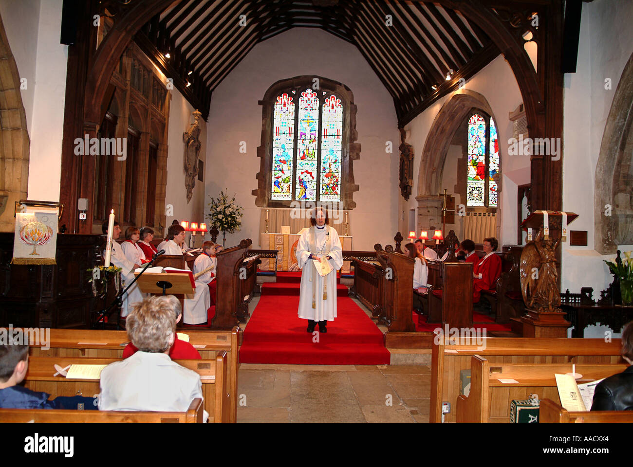 Revd Anne Le Bas Predigt während des Gottesdienstes Stockfoto