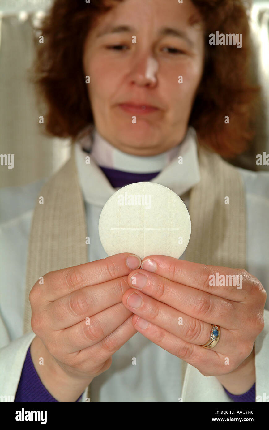 Revd Anne Le Bas weihen des Hosts - anglikanische Kirche in Seal - Sevenoaks - UK Stockfoto