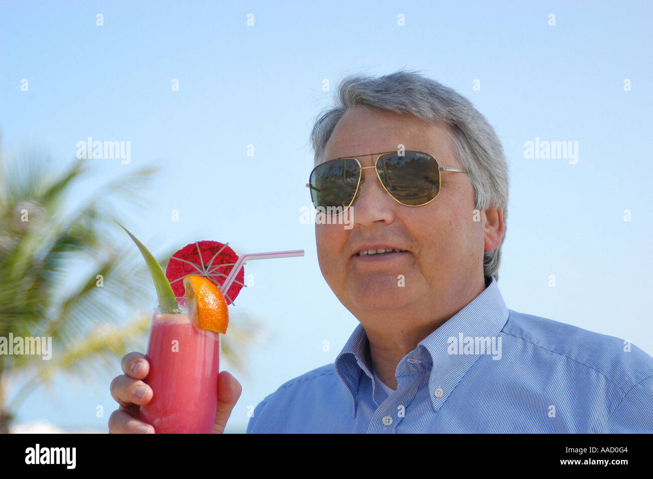 Mann mit cocktail Stockfoto