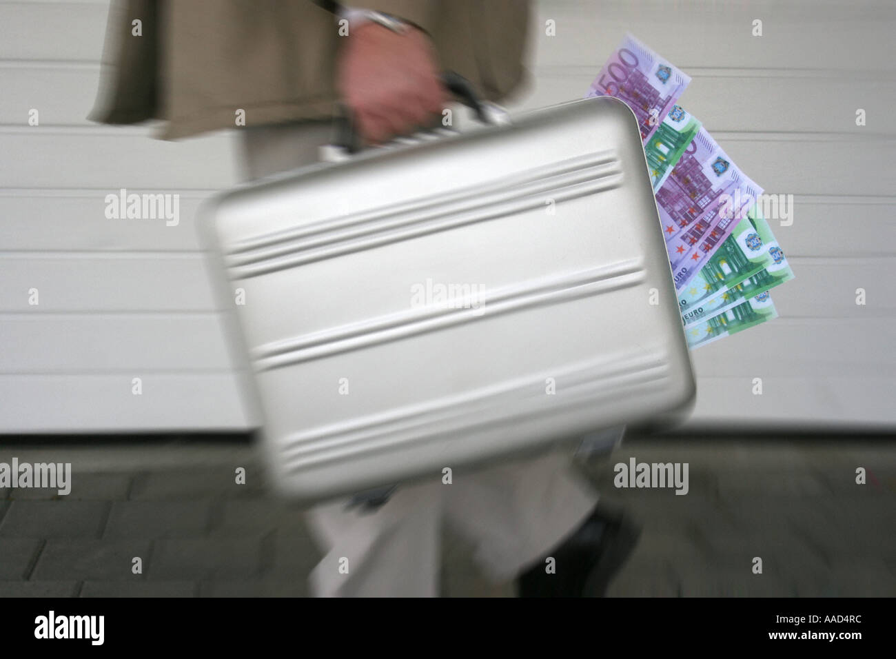 Koffer mit Geld Stockfoto