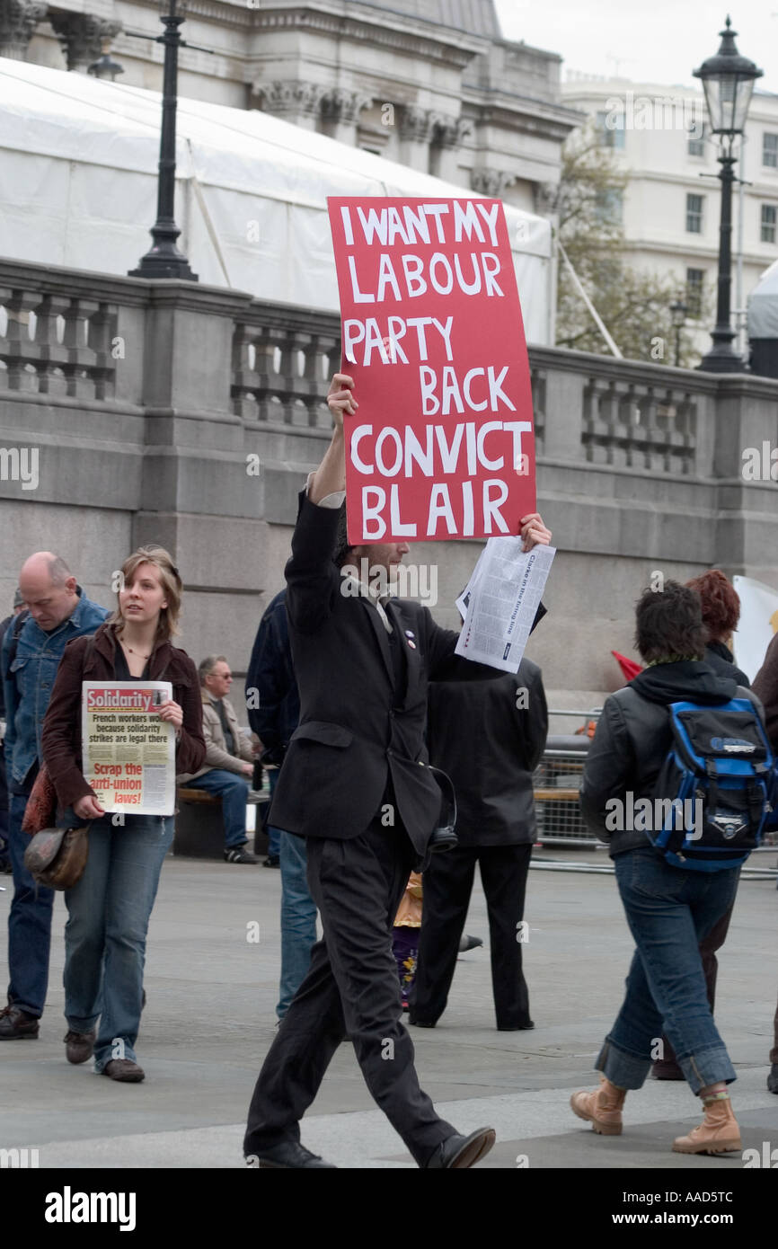 Demonstrator hält anti-Blair Zeichen während der Mai-Demonstration. Trafalgar Square, London, England Stockfoto