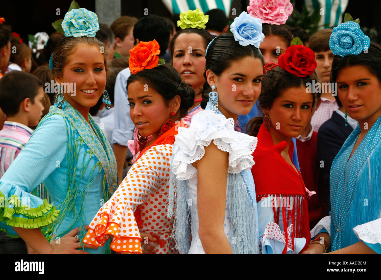 Junge Frauen tragen traditionelle Flamenco Kleid am April Messe Sevilla Spanien Stockfoto