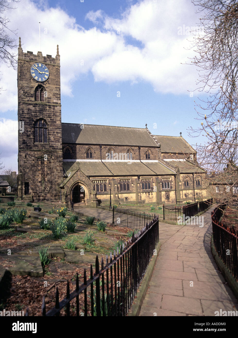 Haworth Kirche Uhrenturm & Friedhof Fußweg historische Verbindungen mit der Familie Bronte und dem nahe gelegenen Pfarrhaus in Haworth West Yorkshire England Großbritannien Stockfoto