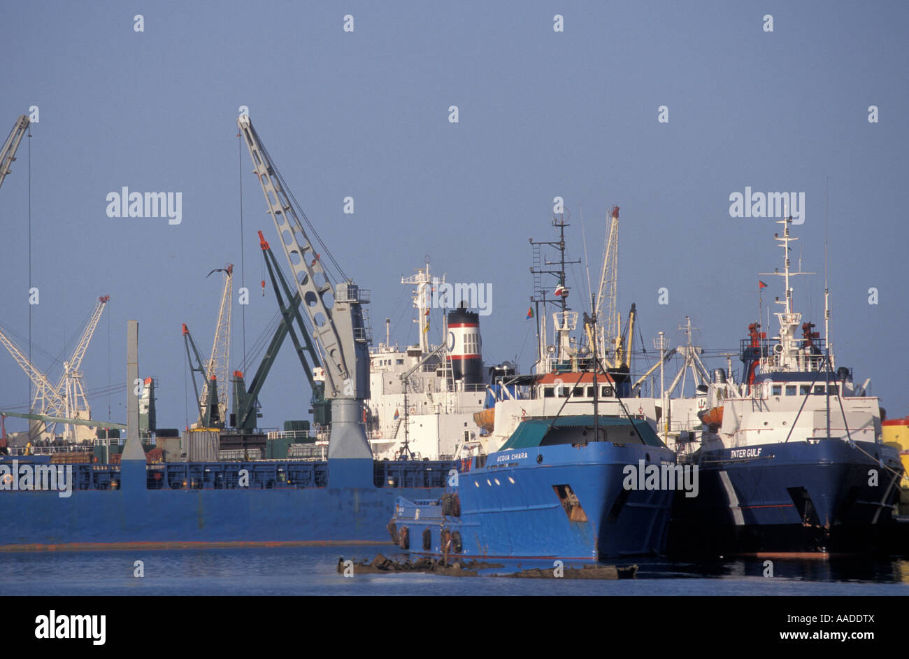 Hafen von Massawa Eritrea mit Schiffen und Krane Stockfoto