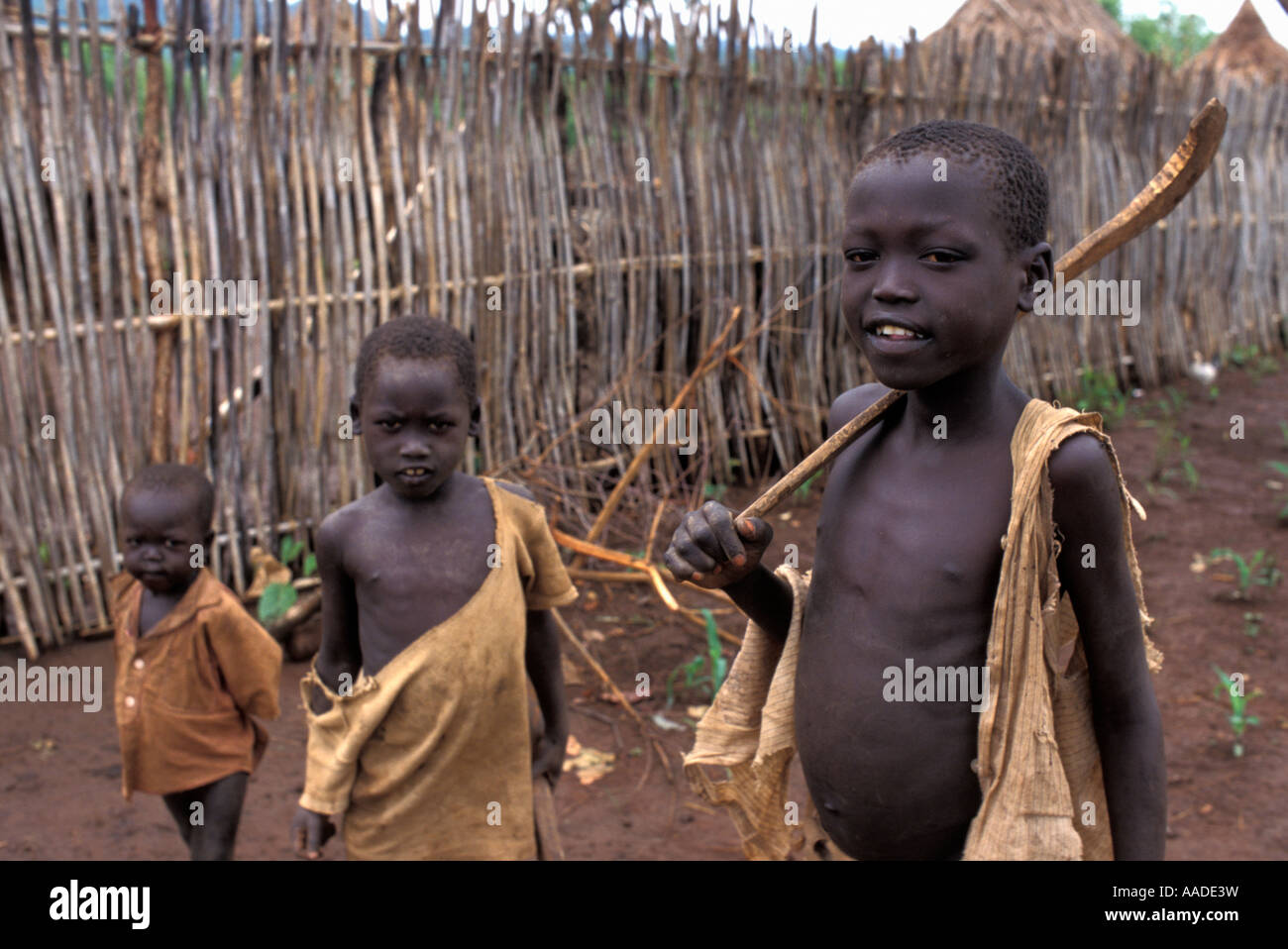 Young-Dinka-Kinder-Flüchtlinge aus dem Sudan in einem Flüchtlingslager in der Nähe von Asosa Äthiopien Stockfoto