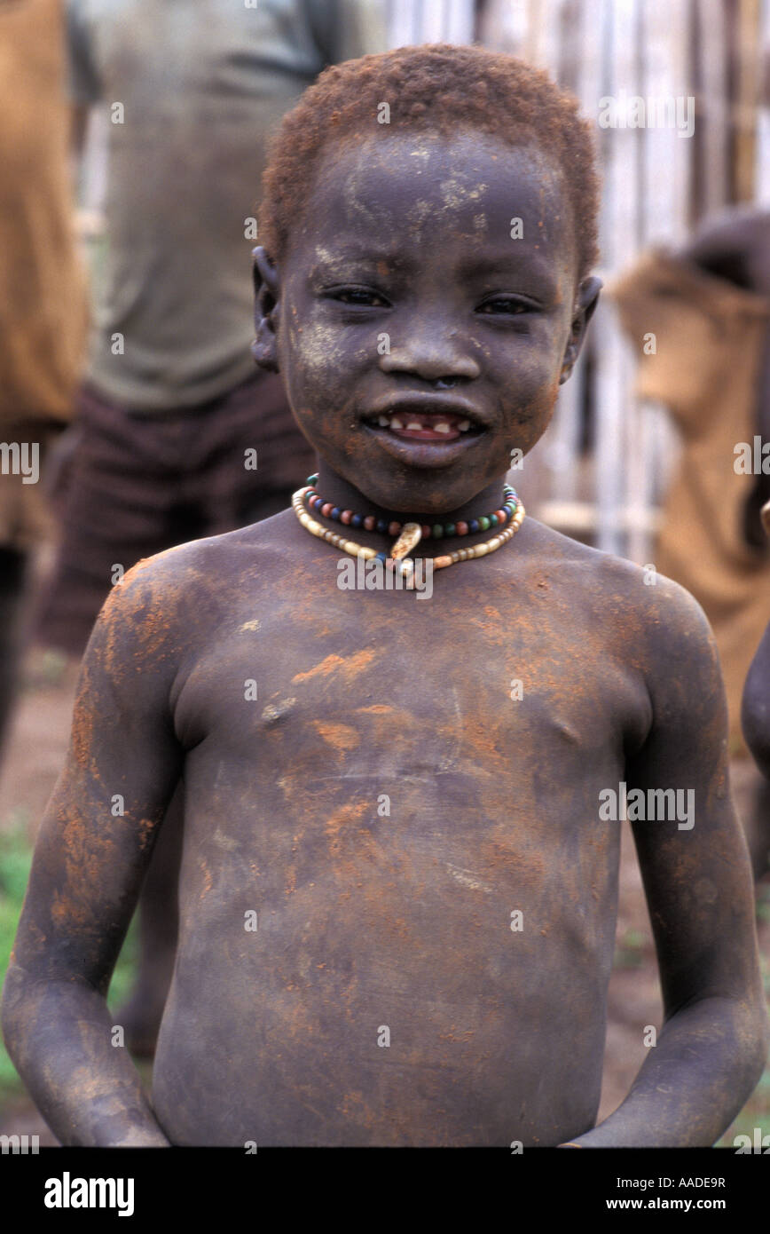 Young-Dinka-Kinder-Flüchtlinge aus dem Sudan in einem Flüchtlingslager in der Nähe von Asosa Äthiopien 2001 Stockfoto