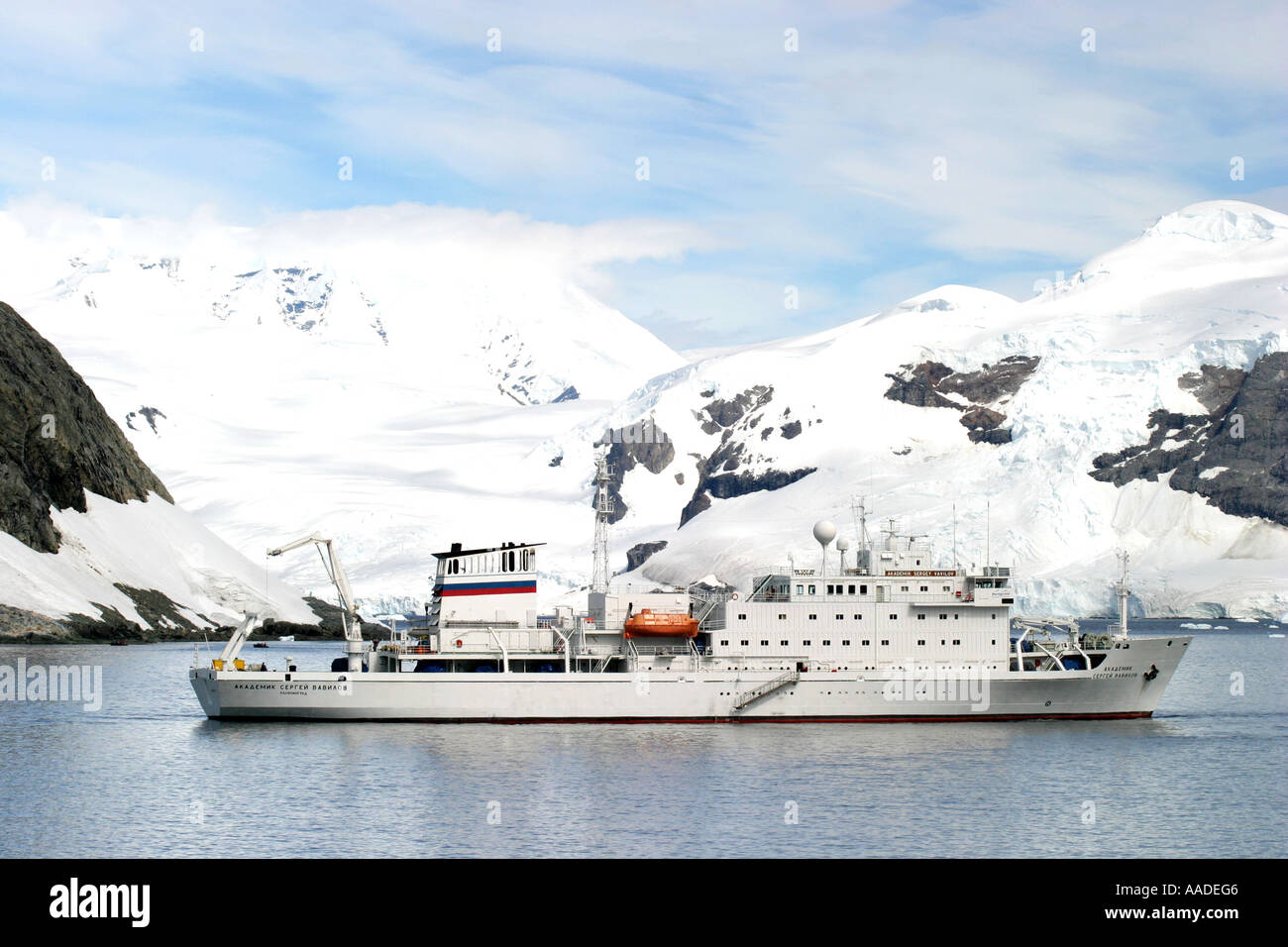 Kreuzfahrtschiff Eisbrecher AKADEMIK SERGEY VAVILOV in der spektakulären Gerlache-Straße einer fotogensten Sehenswürdigkeiten der Antarktis Stockfoto