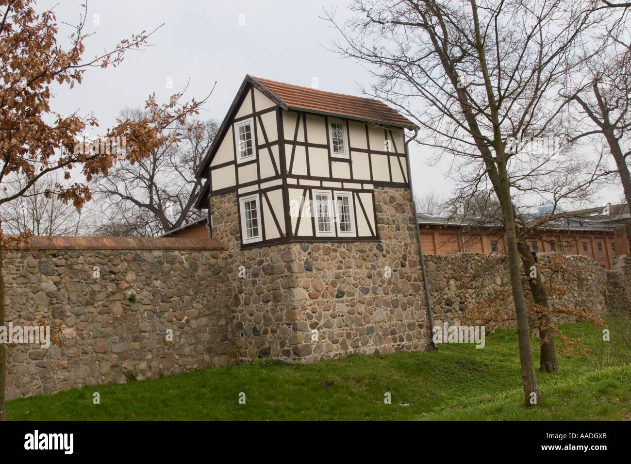 Altbau in der Stadtmauer von Neubrandenburg, Mecklenburg-Vorpommern Deutschland EU Stockfoto