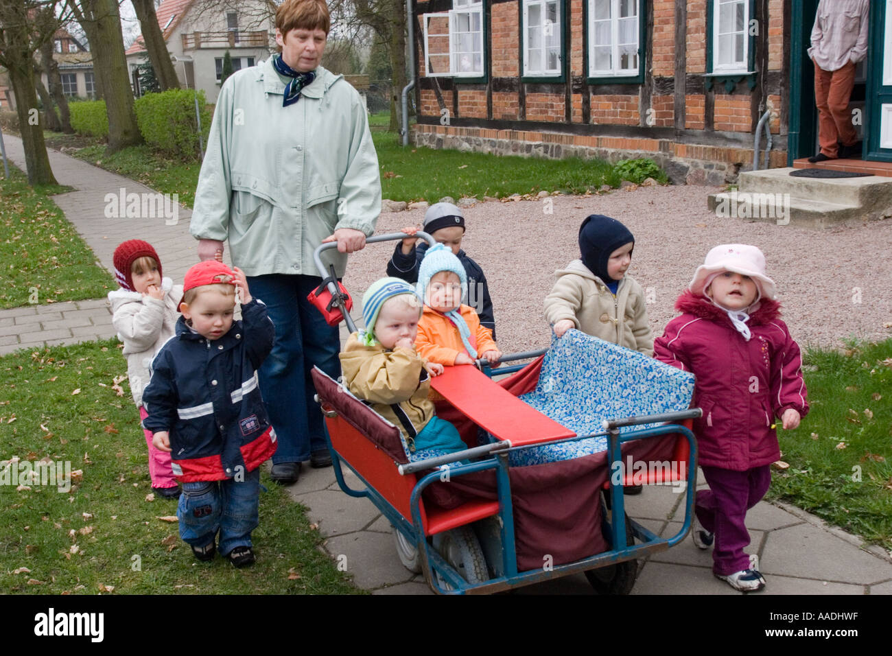 Frau mit 4 Sitzer Kinderwagen und 7 Kinder in der ehemaligen DDR Ivenack,  Mecklenburg Stockfotografie - Alamy