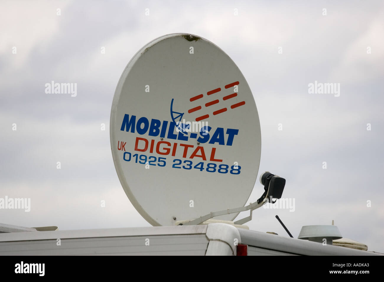 Mobile Sat Digital Satellitenschüssel auf Wohnwagen Kielderwater UK Stockfoto