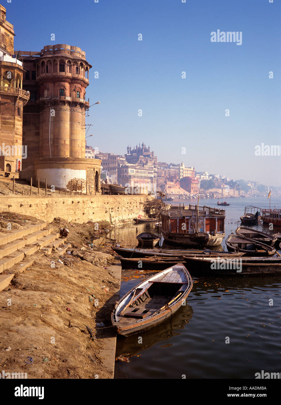 Indien Varanasi Lalita Ghat mit große Moschee von Aurangzeb in Ferne Stockfoto