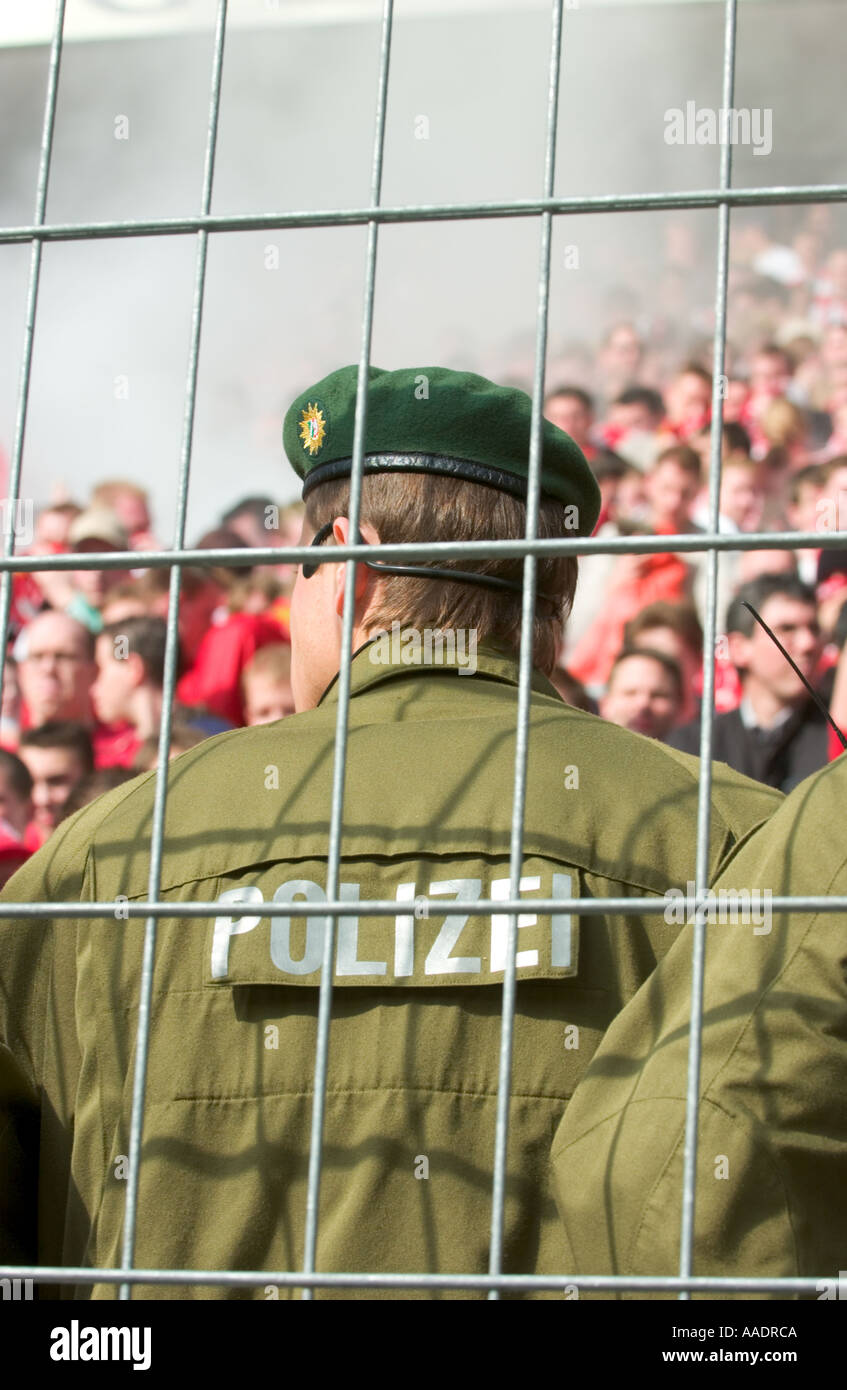 deutscher Polizist gerade Fußball-fans Stockfoto