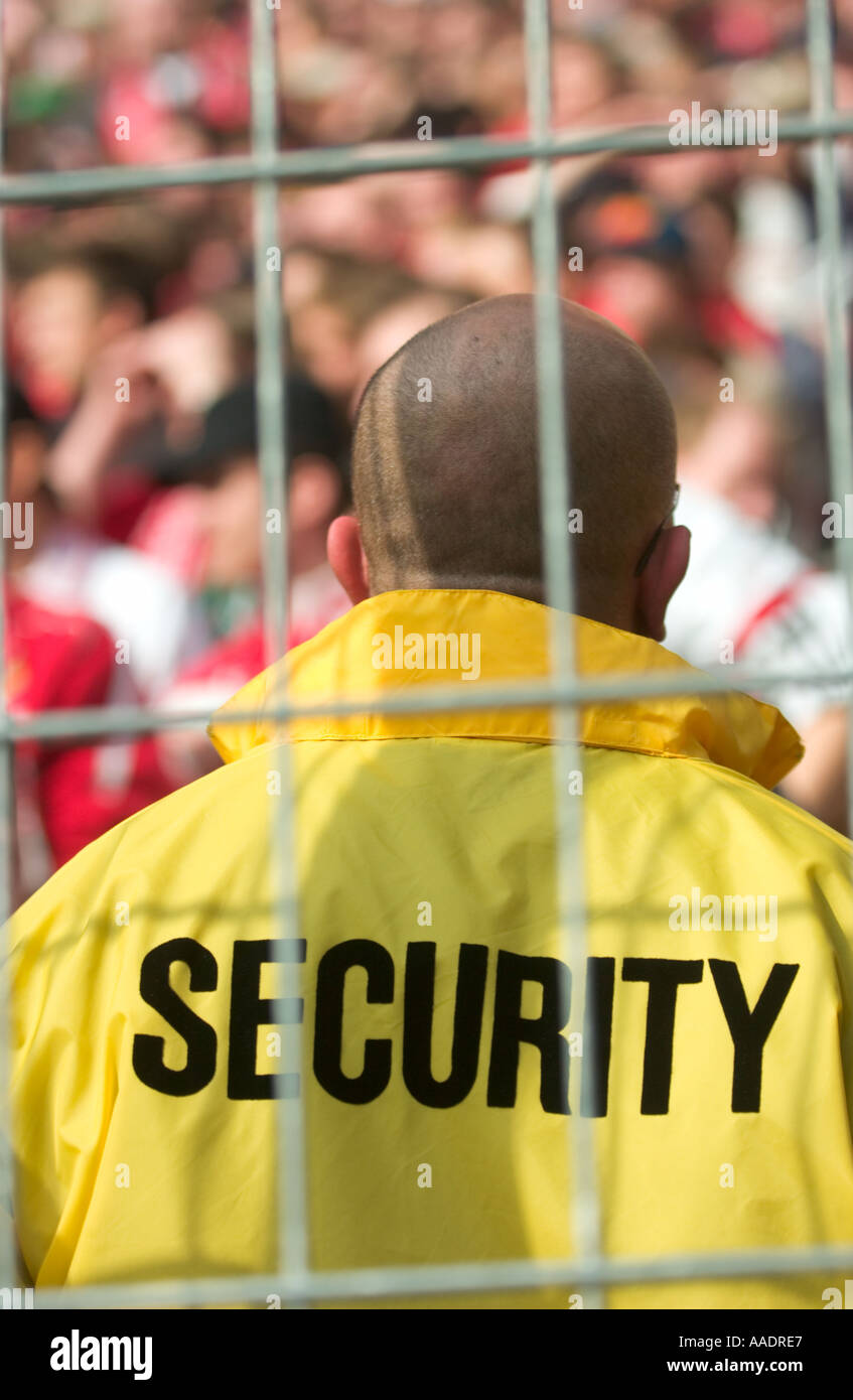 Wachmann beobachtete Fußball-fans Stockfoto