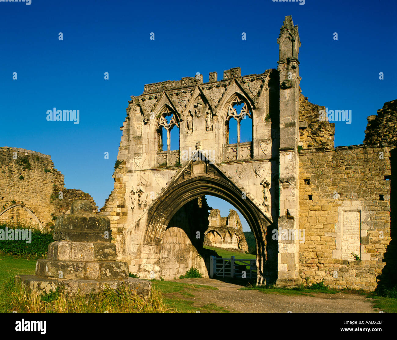 Geformten Eingang zu den Ruinen von Kirkham Priory, Südwesten von Malton, North Yorkshire, England, UK. Stockfoto