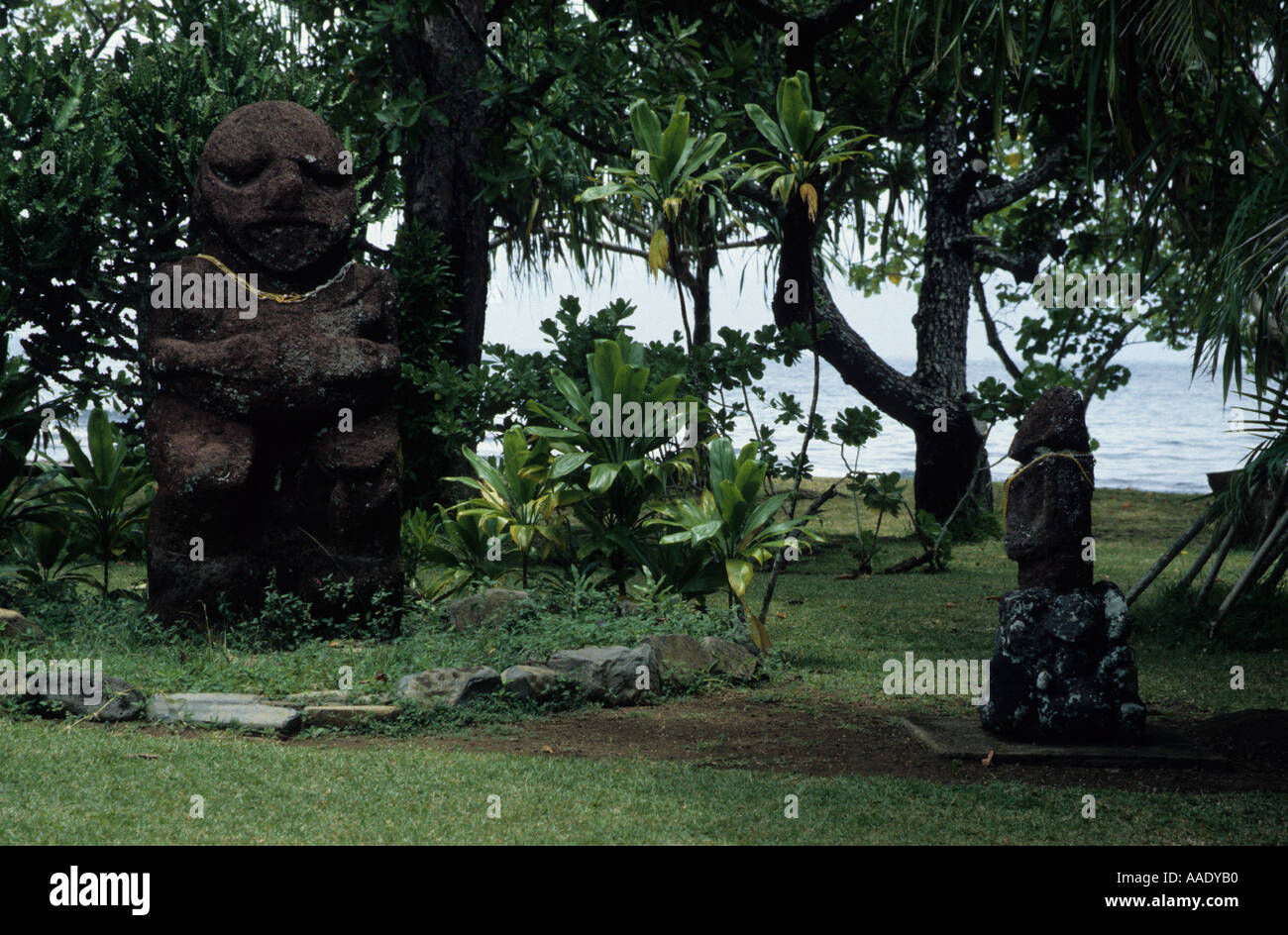 Stein-Tikis durch die Pacofic in Tahiti Französisch-Polynesien Gesellschaftsinseln Stockfoto