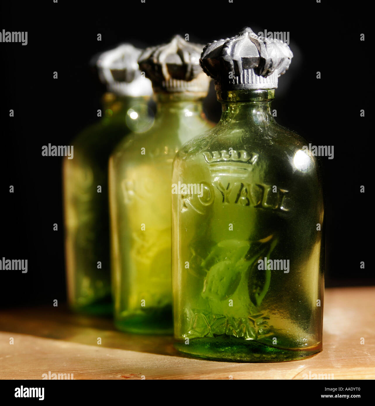 Drei grüne Royall Lyme Köln Glasflaschen Stockfoto
