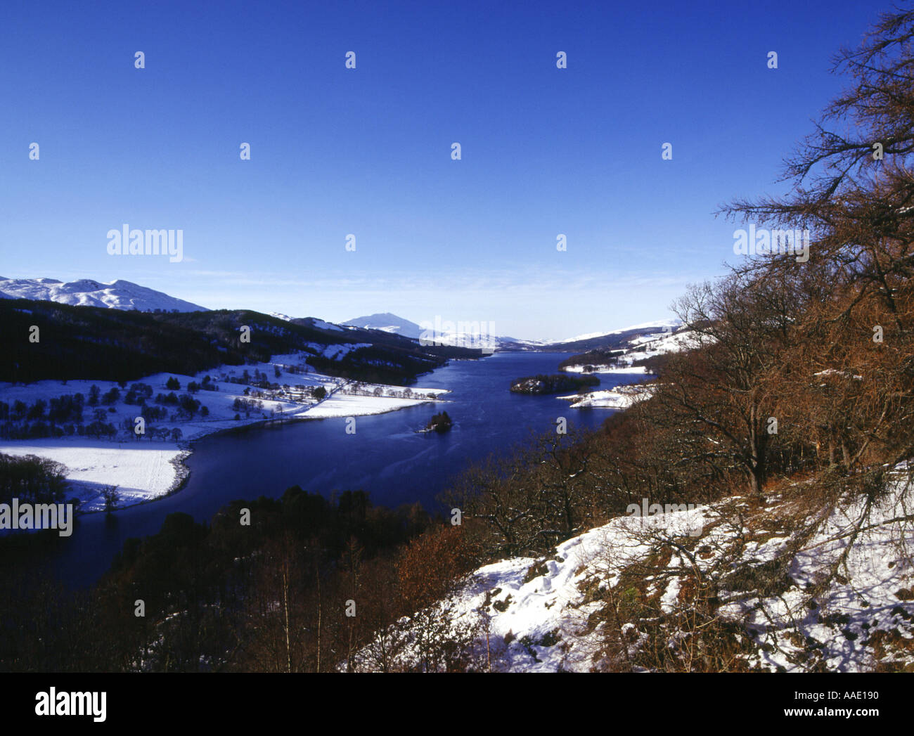 dh Loch Tummel Queens Blick STRATHTUMEL PERTHSHIRE Scottish Snowscene lochside Aussichtspunkt Winter Schnee Landschaft Szene schottland blauen Himmel Landschaft Stockfoto
