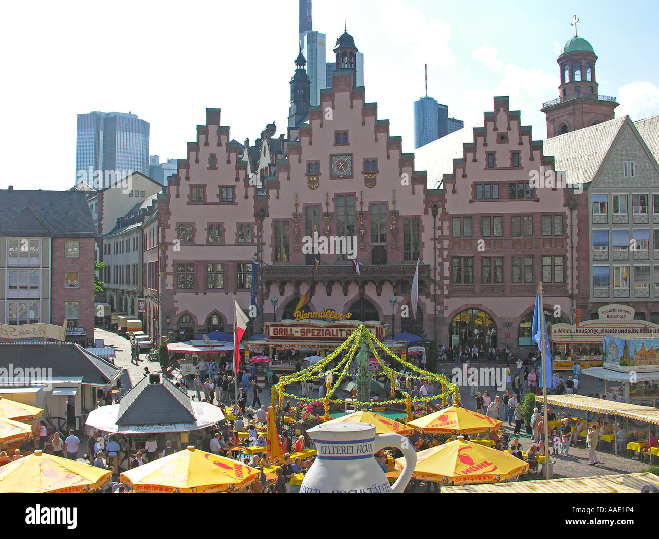 Frankfurt Am Main der Main-Volksfest am Roemerberg alte Rathaus Römer und den ganz besondere Apfelwein probieren Stockfoto