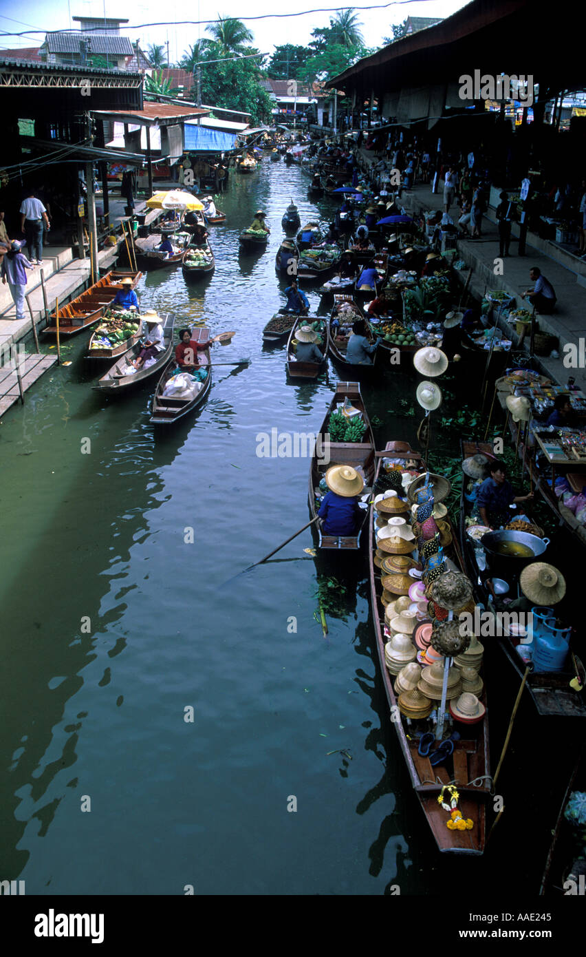 Damnoen Saduak Floating Market RatChaburi Provinz Bangkok Thailand während einer anstrengenden Vormittag verkaufen frische zu produzieren, Besuchern und Einheimischen entlang des Kanals Stockfoto