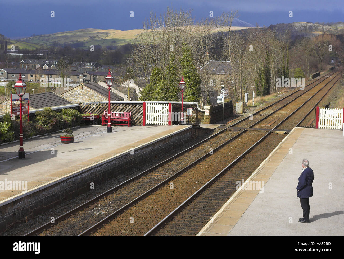 Menschen auf der Plattform am Bahnhof in begleichen Yorkshire England niederlassen Stockfoto