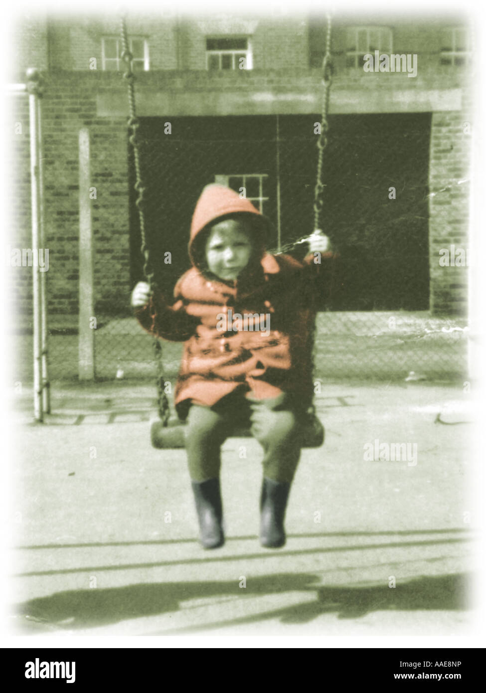 Vintage Foto eines kleinen Jungen in einem Schwung in den späten 60er Jahren Stockfoto