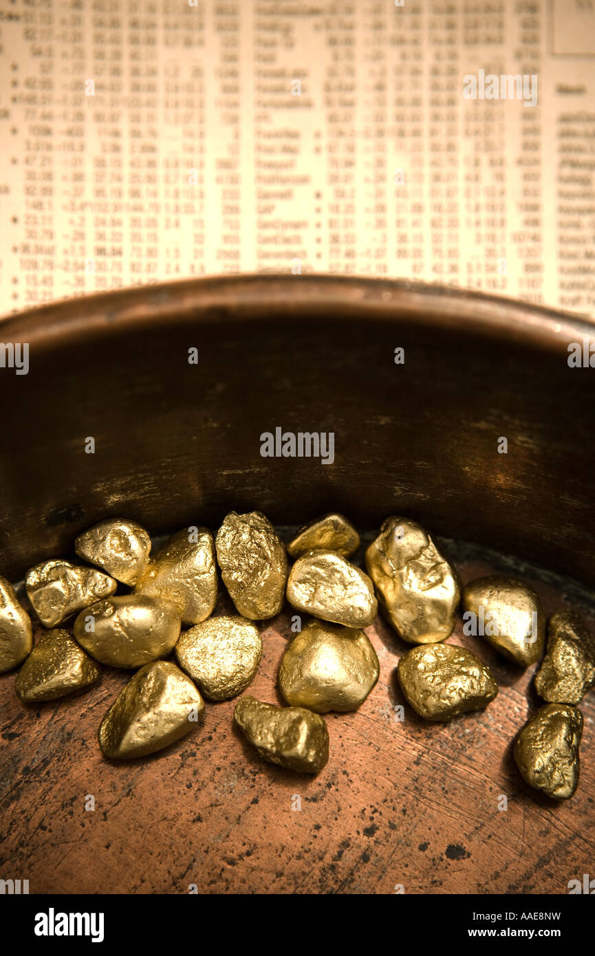 Studioaufnahme des faux Goldnuggets und Aktien Hintergrund Stockfoto