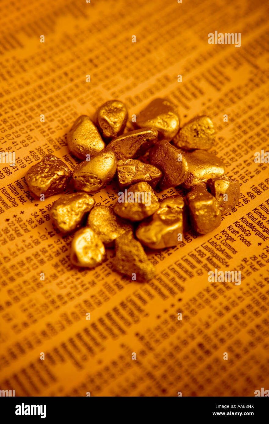 Studioaufnahme von faux gold-Nuggets und Wertpapieren und Aktien ausdrucken Stockfoto