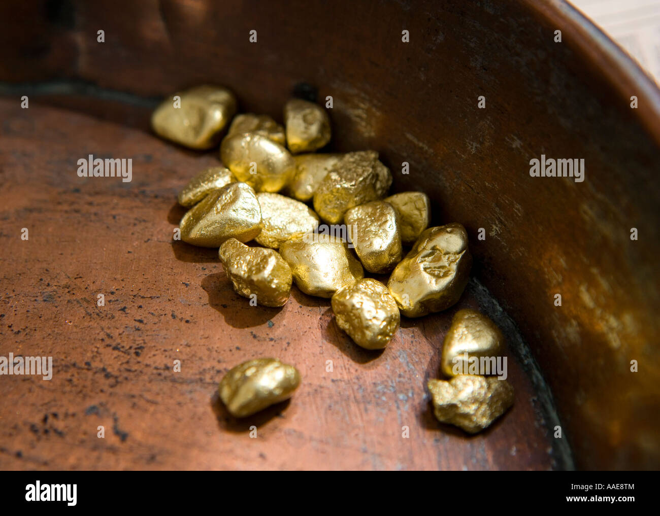 Nahaufnahme der Studioaufnahme von faux gold-nuggets Stockfoto