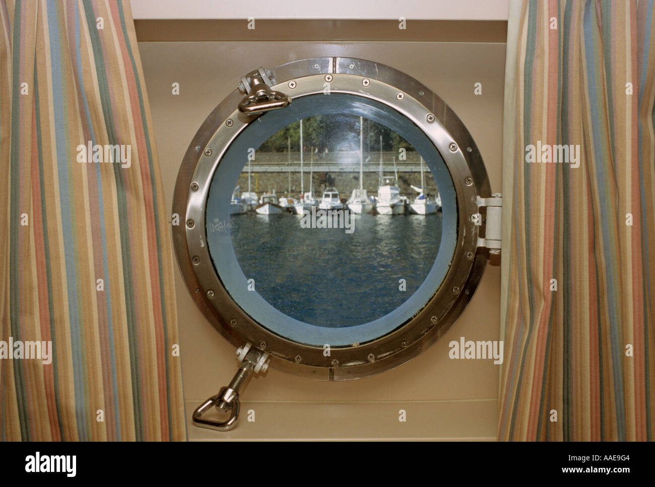 Bullauge Einer Kreuzfahrt Schiff Kabine Stockfoto Bild