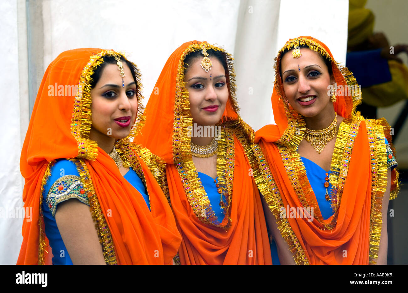 Hübsche Mädchen in Tracht, die ihrerseits auf der Bühne erwartet. Trafalgar Square in London - Sikh Neujahr Vaisakhi 2006 Stockfoto
