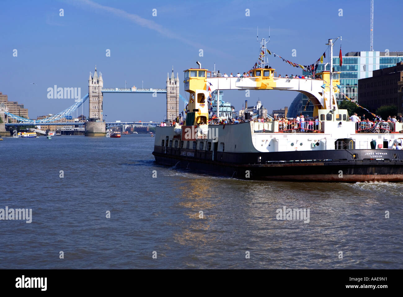 Woolwich Fähre "James Newman" nähert sich Tower Bridge auf seine jährliche Flussfahrt für wohltätige Zwecke. Stockfoto