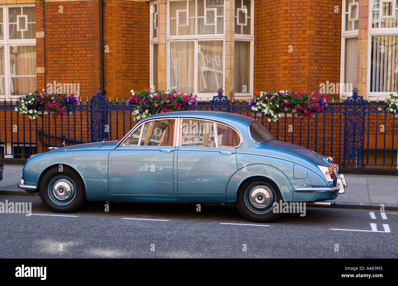 Jaguar Mk2 Limousine vor Block edwardianische Herrenhaus im Zentrum von London Marylebone geparkt Stockfoto