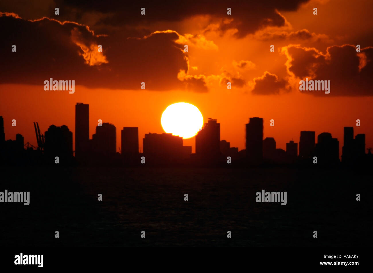 Die Stadt von Miami bei Sonnenuntergang von einer Abfahrt Kreuzfahrt Schiff, Florida, USA Stockfoto