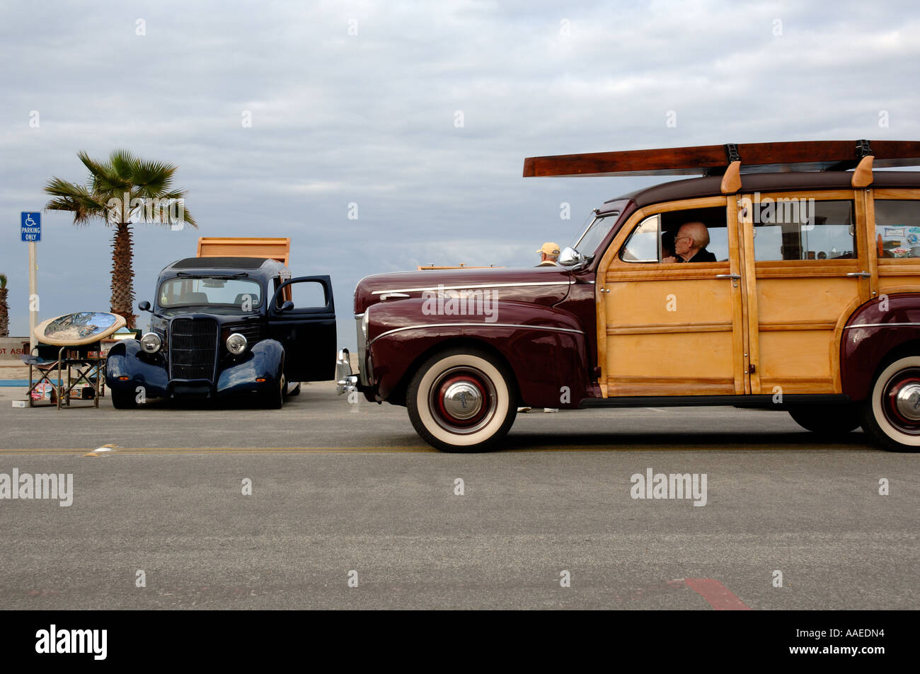 Woodies In Sudkalifornien Klassische Holzgetafelte Grosse Kombis Zugeordnet Die Surfkultur Der 1950er Jahre Stockfotografie Alamy
