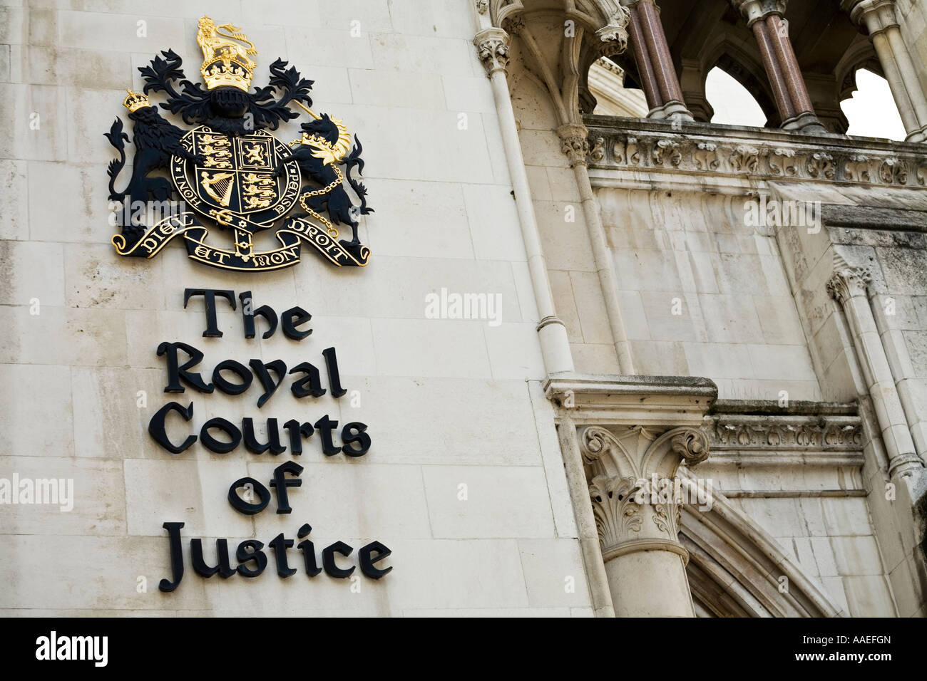 Die Royal Courts of Justice crest Strang London Stockfoto