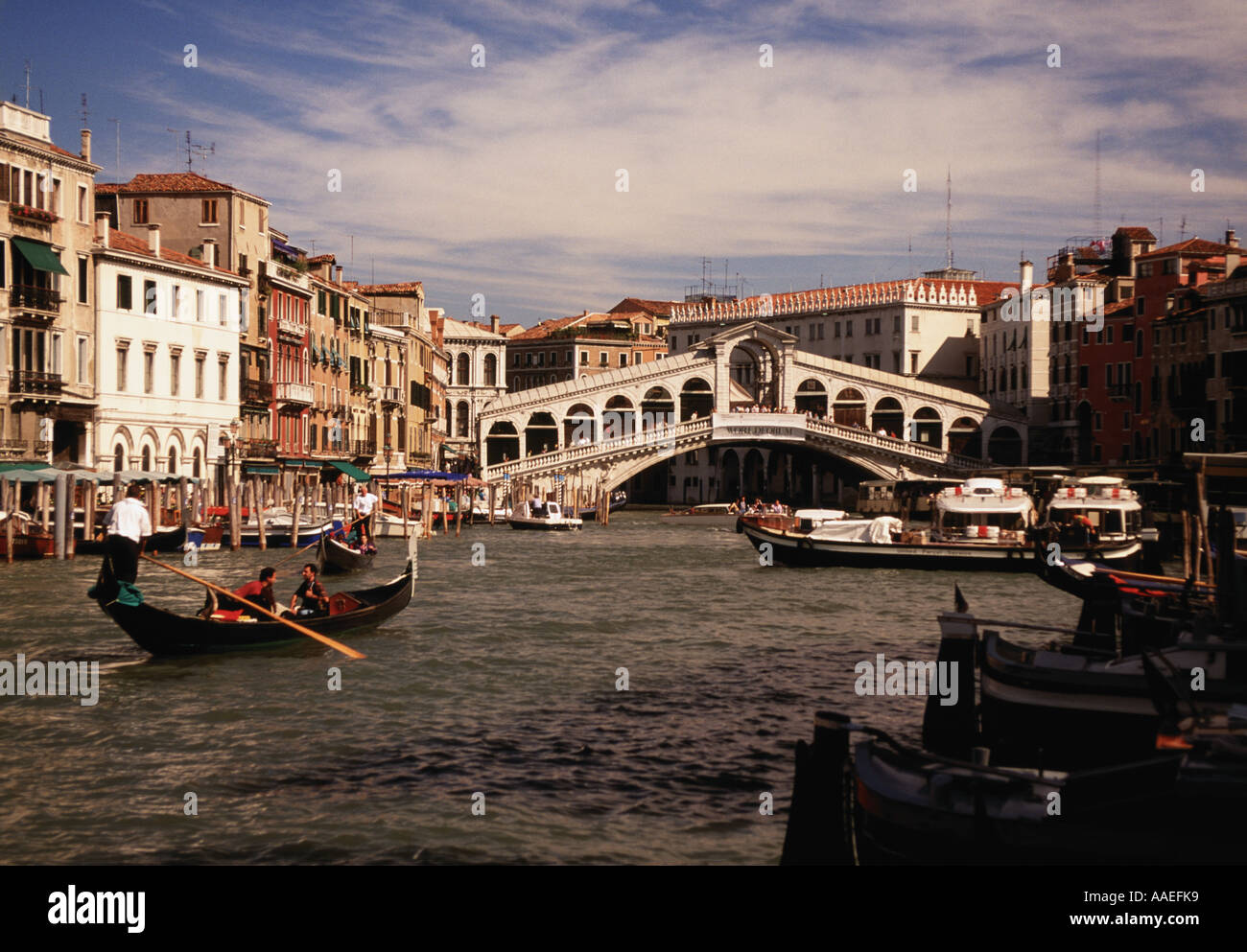 Die Rialtobrücke über den Canal Grande, San Polo, Venedig, Italien Stockfoto