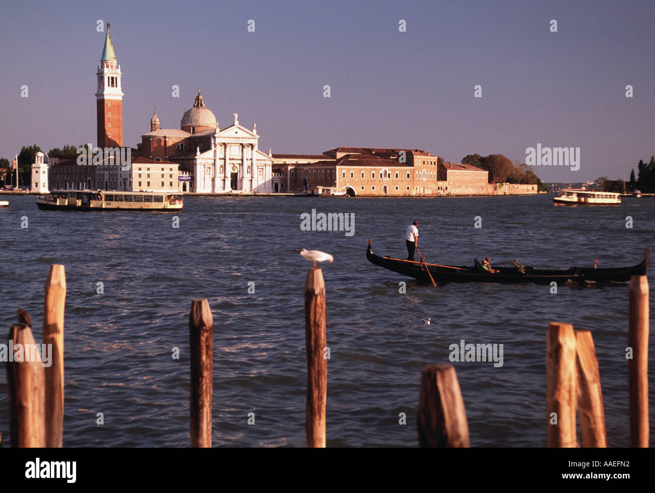 Palladioss Kirche von San Giorgio Maggiore auf der Insel mit dem gleichen Namen wie gesehen von Molo, San Marco, Venedig Italien Stockfoto