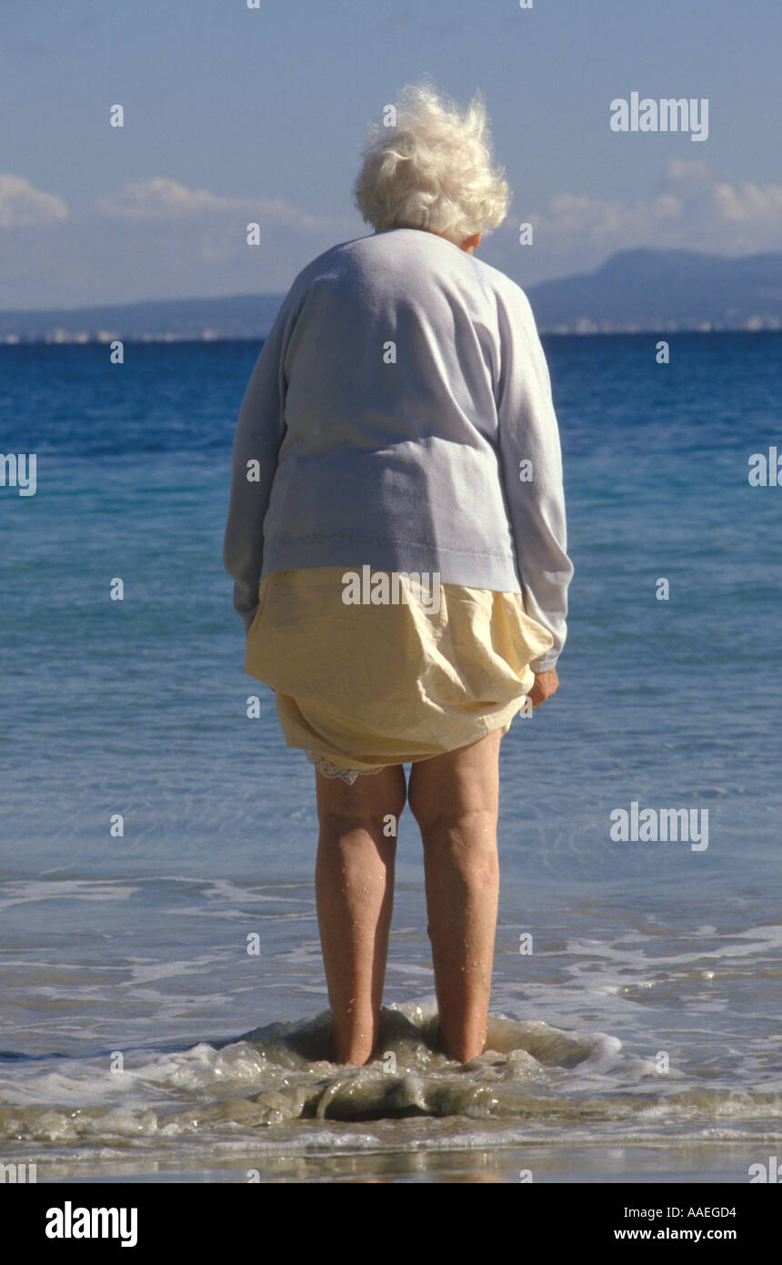 Ältere Frau mit Dowagers Hump, Spanien Winterurlaub spanische Sonne. Britische Rentner Palma Nova, Mallorca Spanien 80er Jahre HOMER SYKES Stockfoto