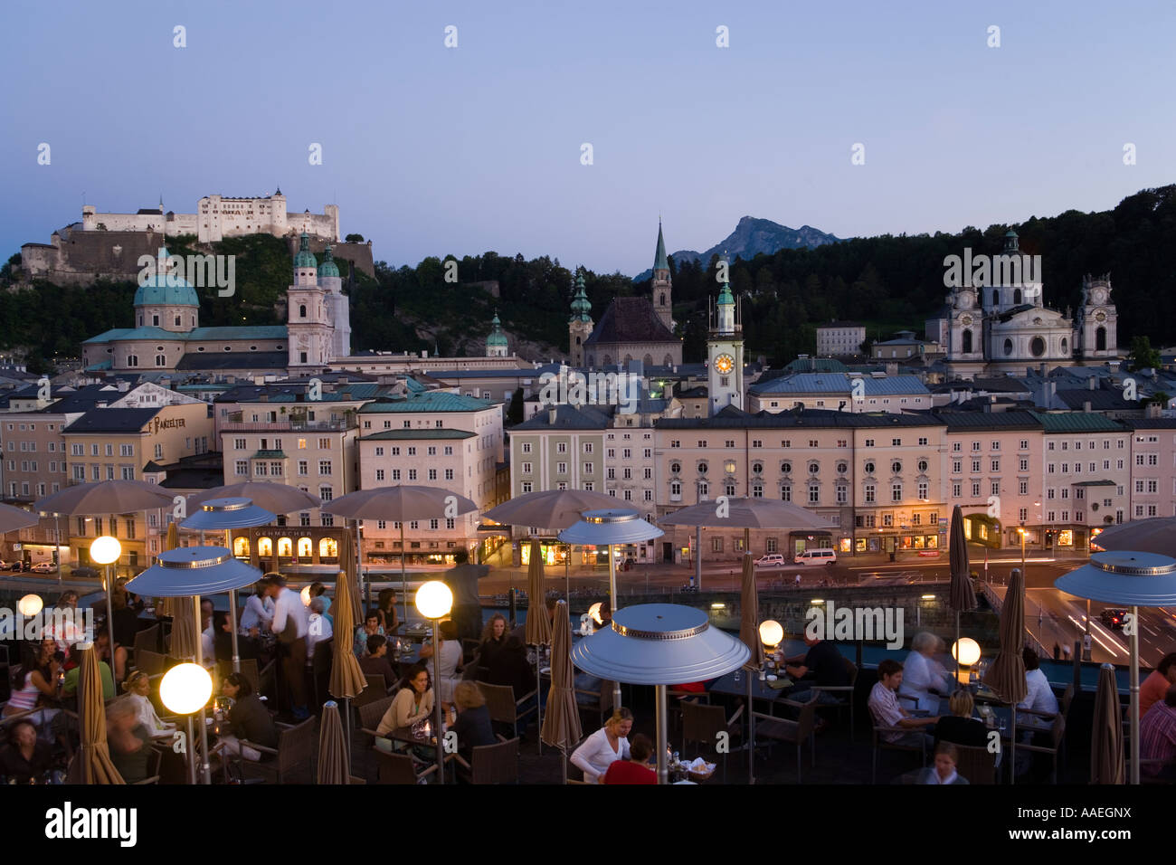 Restaurant Hotel Stein, Altstadt mit Salzburger Dom und Festung Hohensalzburg am Abend Salzburg Salzburg Österreich Stockfoto