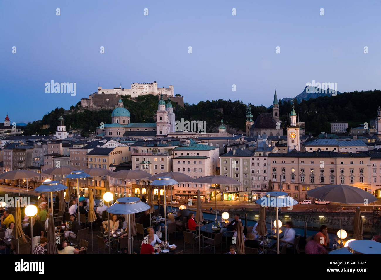 Restaurant Hotel Stein, Altstadt mit Salzburger Dom und Festung Hohensalzburg am Abend Salzburg Salzburg Österreich Stockfoto