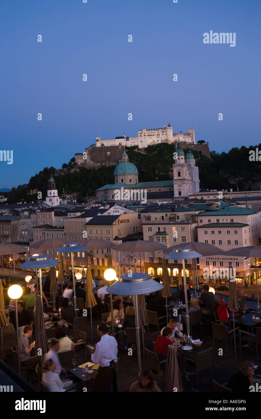 Restaurant Hotel Stein, Altstadt mit Salzburger Dom und Festung Hohensalzburg am Abend Salzburg Salzburg Österreich Stockfoto