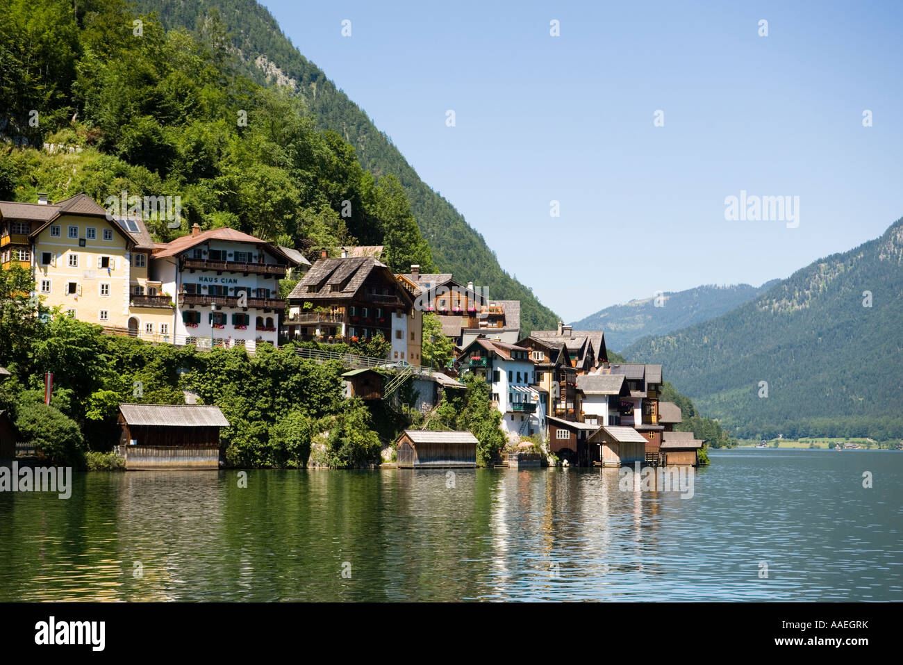 Blick auf See, Häuser am Seeufer Hallstatt Salzkammergut Oberösterreich Österreich Hallstatt Stockfoto