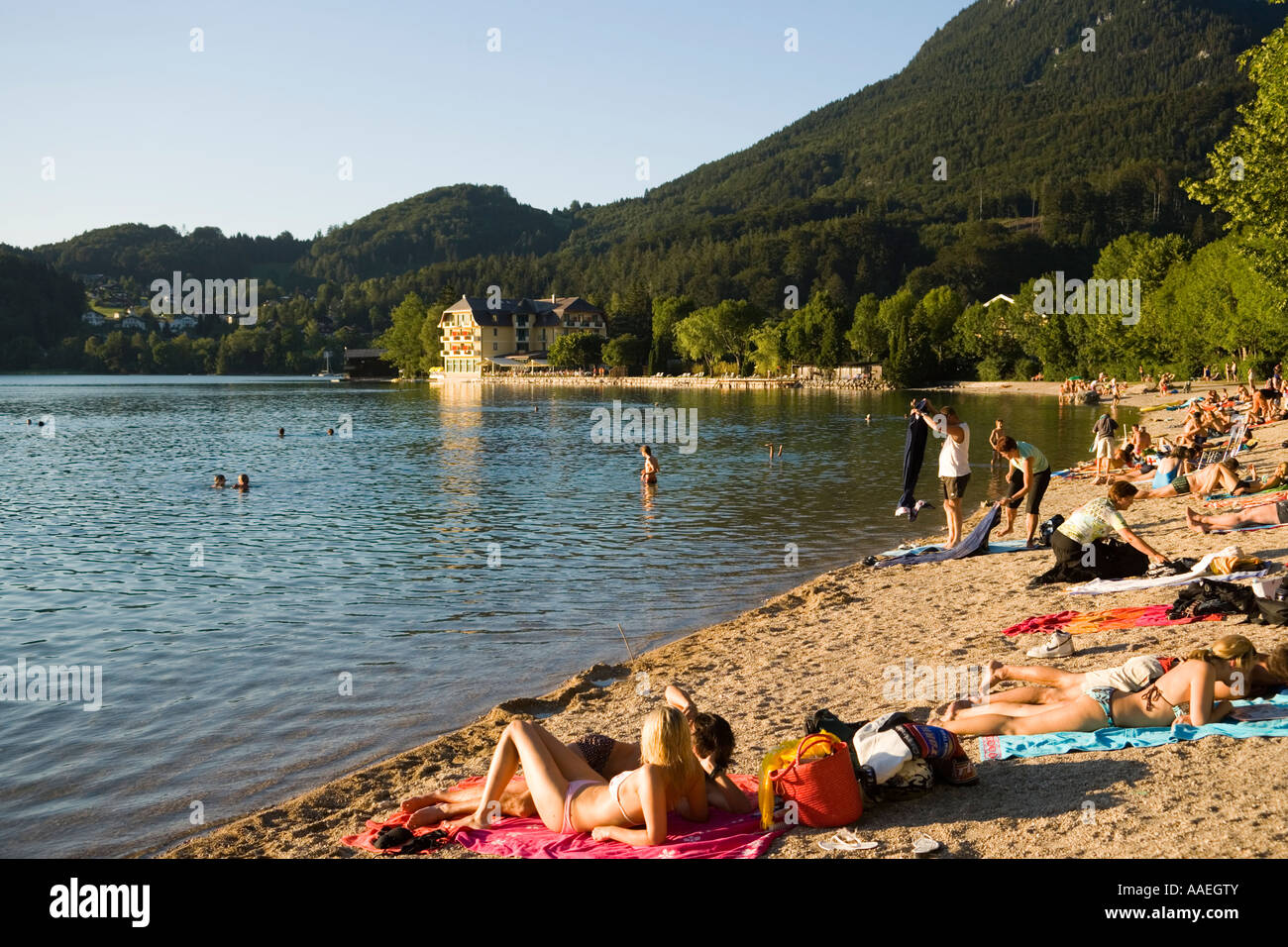 Menschen entspannen am Strand Fuschlsee Fuschl am siehe Salzkammergut Salzburg Österreich Stockfoto