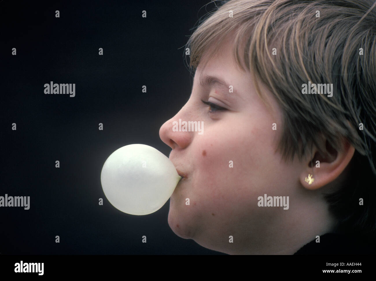 Eine Riesige Blase Kaugummi Blasen London Nahaufnahme Eines Teenagers  1980Er Jahre Großbritannien Homer Sykes Stockfotografie - Alamy
