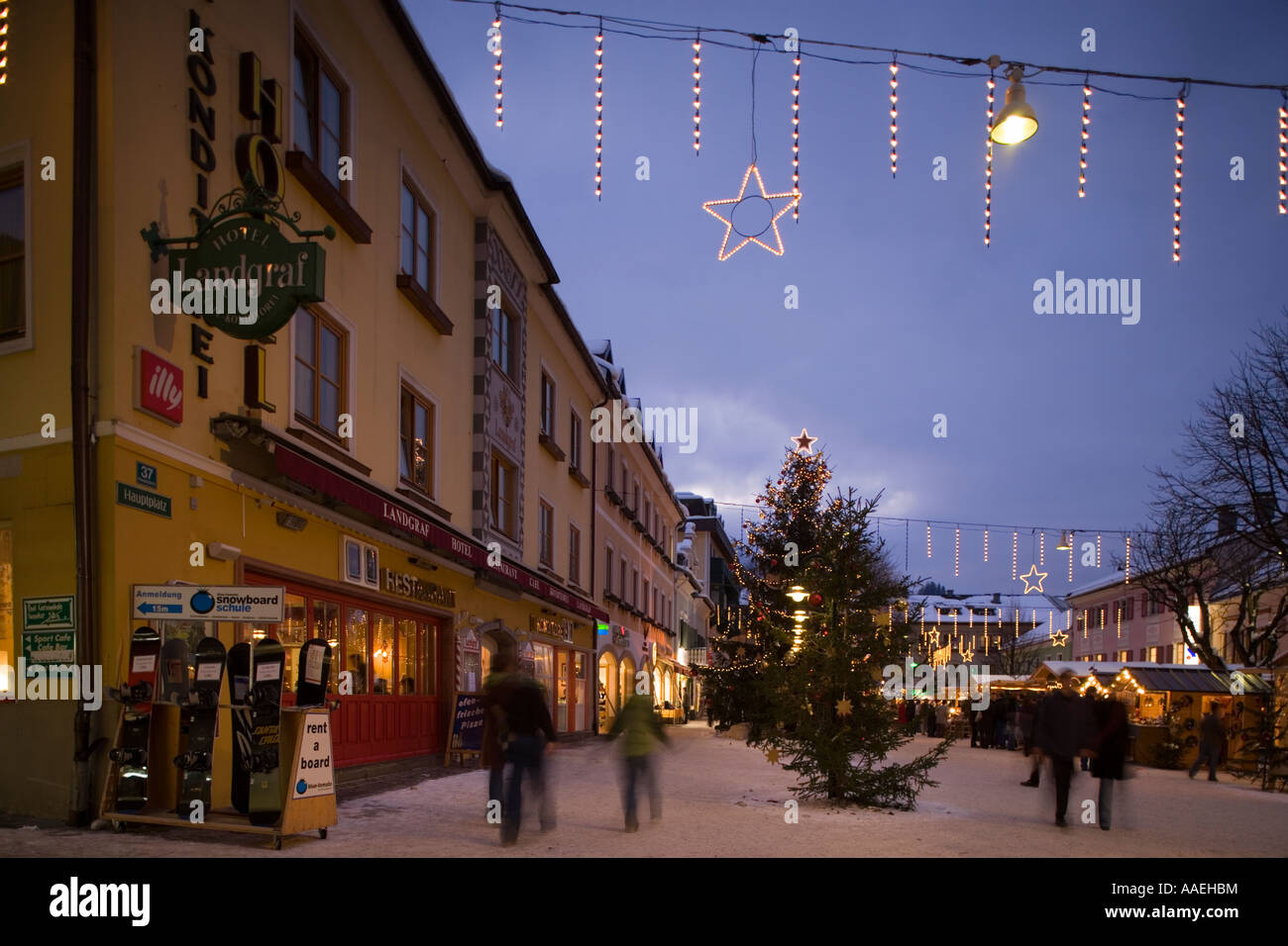 Blick auf den Hauptplatz mit Weihnachtsmarkt am Abend Schladming Styria Austria Stockfoto