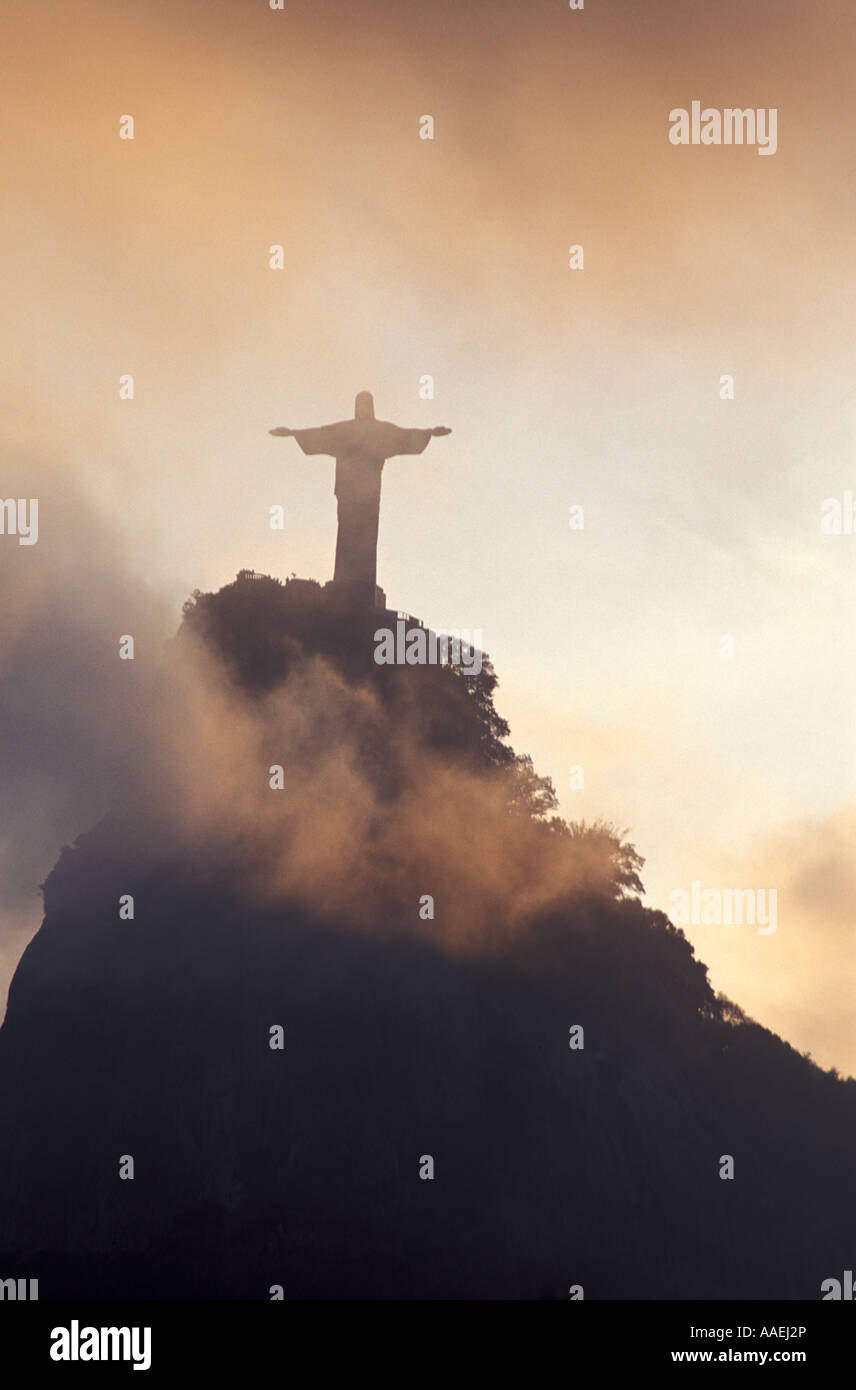 Die Christusstatue auf dem Corcovado-Berg im Nebel Rio De Janeiro Rio De Janeiro Brasilien Stockfoto