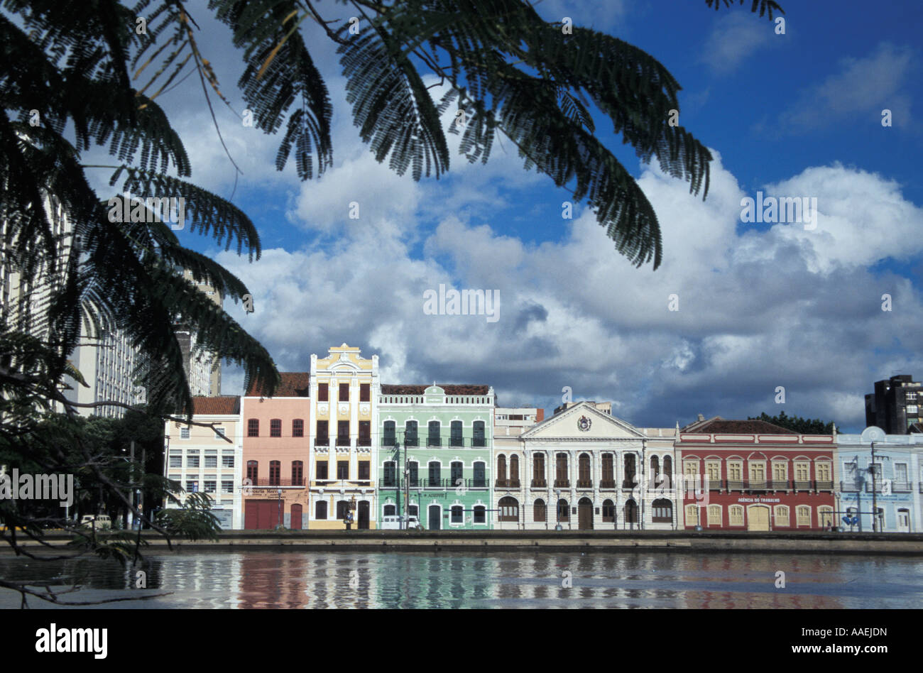 Aussicht auf Fluss Capibaribe, Rua da Aurora mit historischen Häusern Recife-Pernambuco-Brasilien Stockfoto