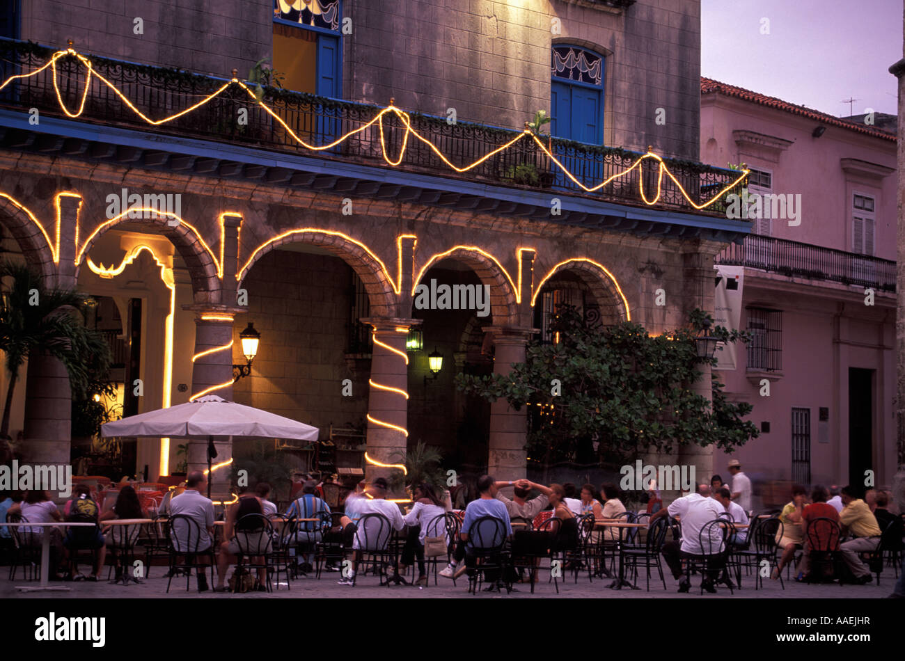 Gäste im Cafe Terrasse Plaza De La Catedral Old Havana Havanna Kuba Stockfoto