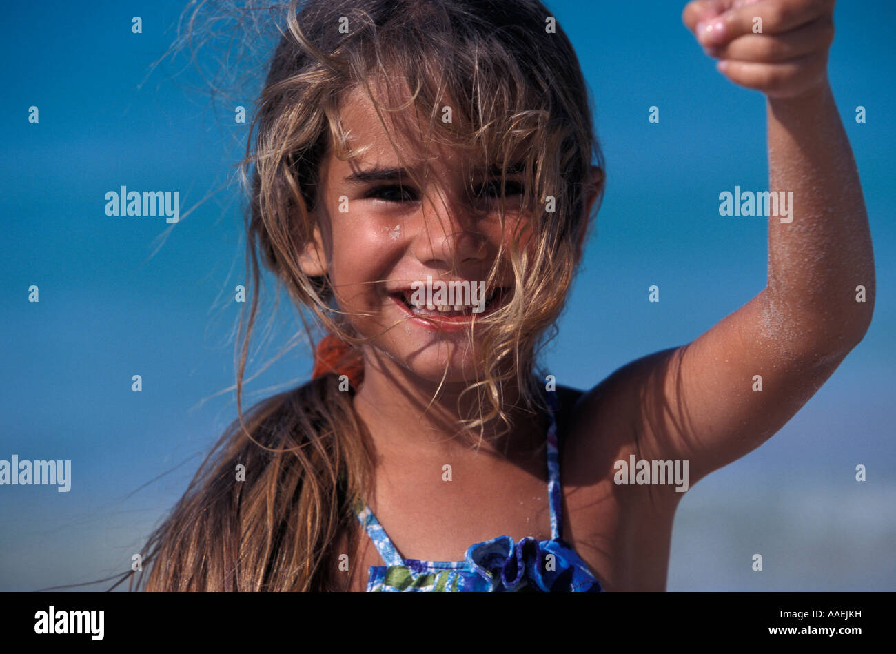 Kleine Mädchen spielen mit Sand Varadero Strand Varadero Kuba Karibik Stockfoto