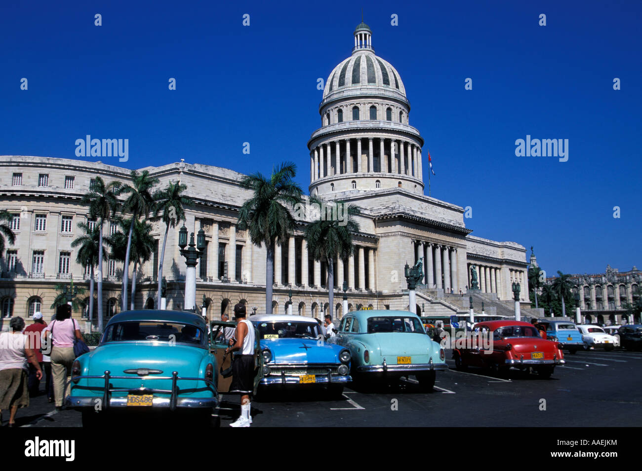 Alte amerikanische Taxis vor Capitolio Nacional alte Havanna Kuba Karibik Stockfoto